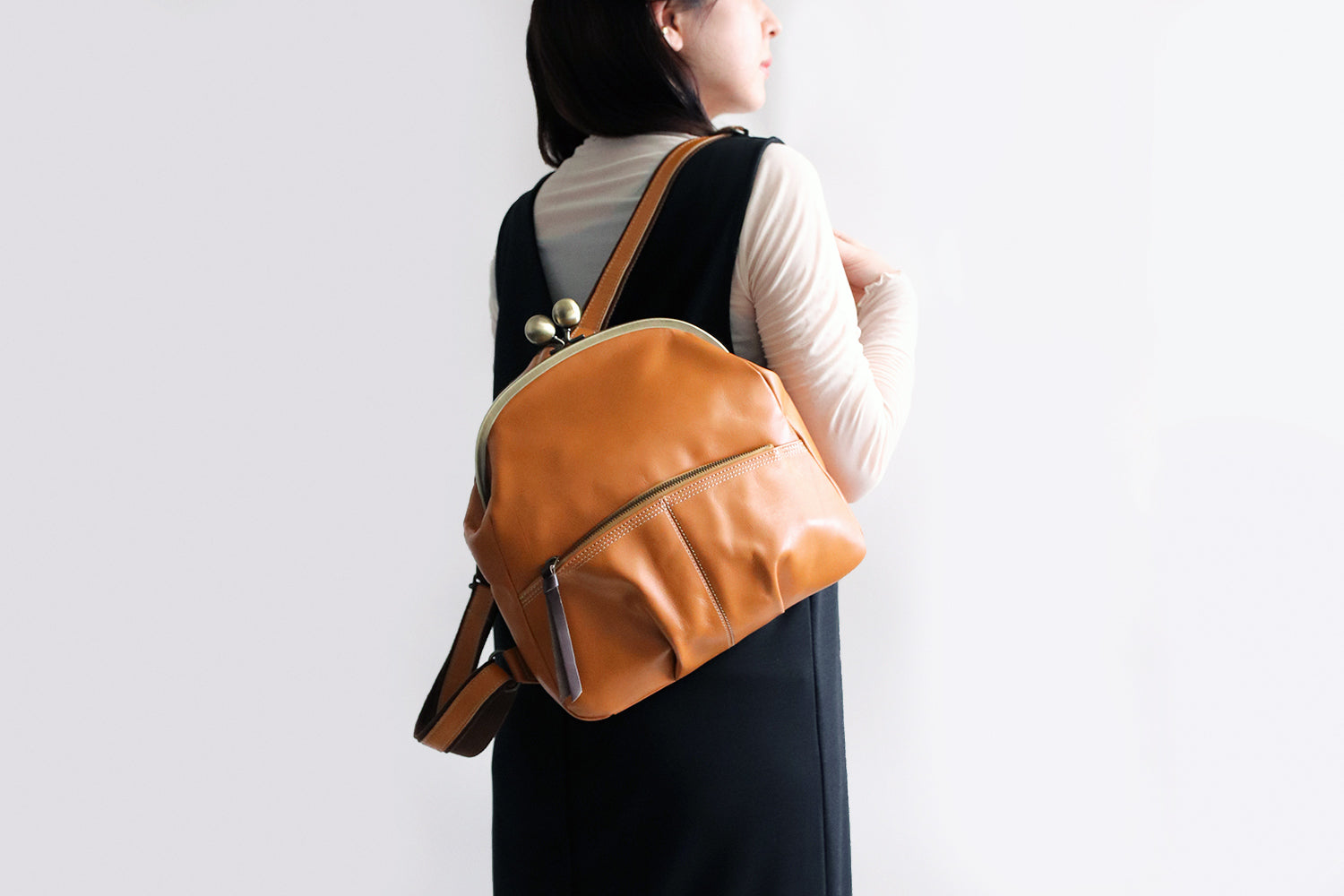 Lily / Q 的 Laisser Faire 一款可愛的皮革背包,配有扣環,為您的背部增添可愛氣息