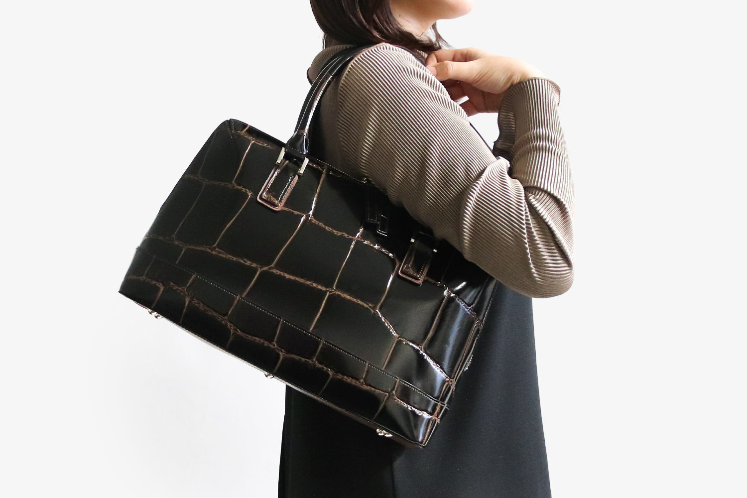 REALMIND / PRIMA 艶めくラージクロコ型押しレザーのラウンドファスナートート