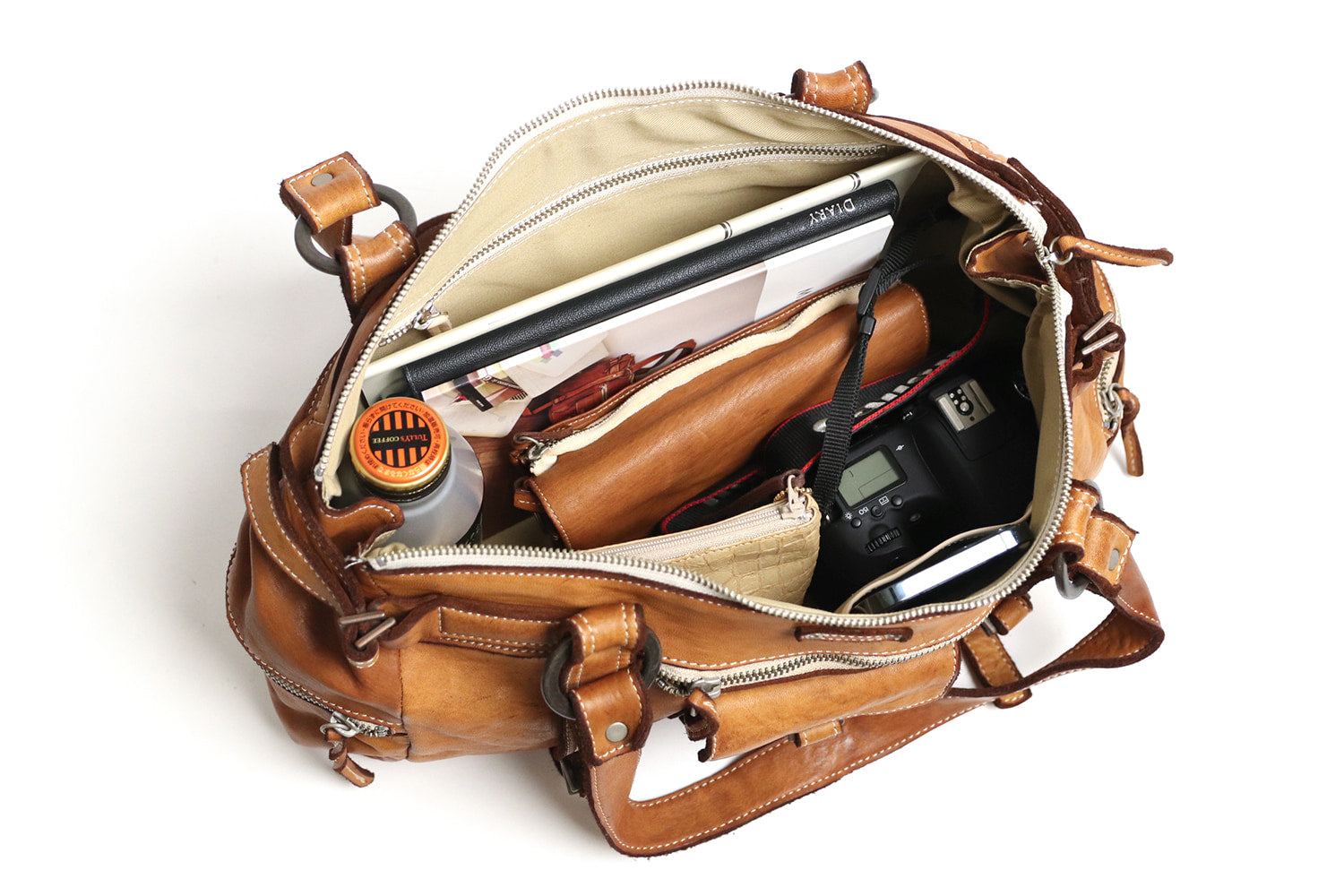 REALMIND / FORO A unique texture. A mini Boston made of soft and light high-quality piece-dyed horse-tanned leather.