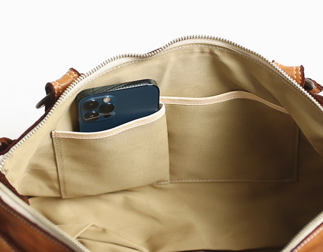 REALMIND / FORO A unique texture. A mini Boston made of soft and light high-quality piece-dyed horse-tanned leather.