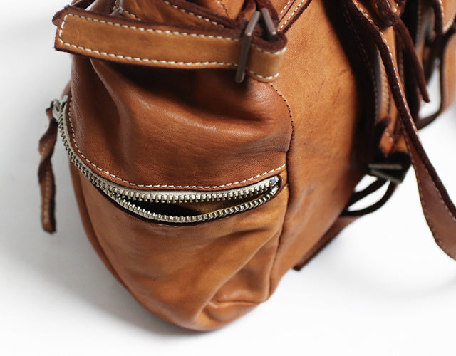 REALMIND / FORO A unique texture. A mini Boston made of soft and light high-quality piece-dyed horse-tanned leather.