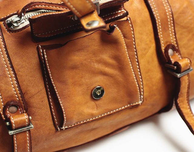REALMIND / FORO A unique texture. A mini Boston made of soft and light high-quality piece-dyed horse-tanned leather.
