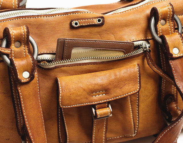 REALMIND / FORO A unique texture. A mini Boston made of soft and light high-quality piece-dyed horse-tanned leather.