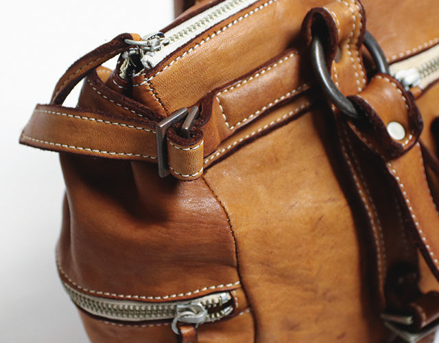 REALMIND / FORO A unique texture. A mini Boston made of soft and light high-quality piece-dyed horse-tanned leather.