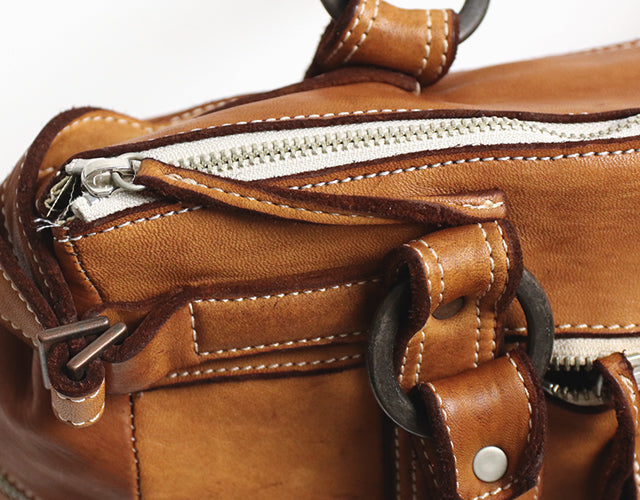REALMIND / FORO A unique texture. A mini Boston made of soft and light high-quality piece-dyed horse-tanned leather.