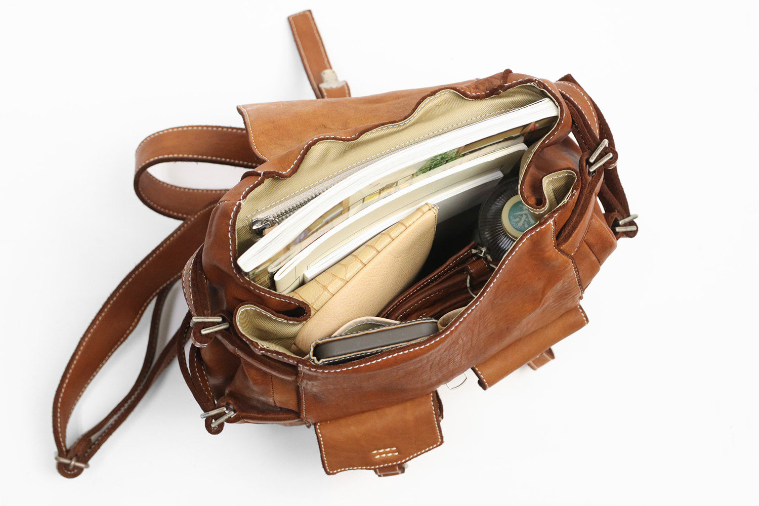 REALMIND / FORO A unique texture. Soft and lightweight high-quality piece-dyed horse-tanned leather backpack