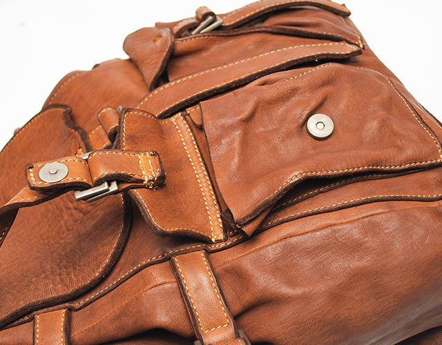 REALMIND / FORO A unique texture. Soft and lightweight high-quality piece-dyed horse-tanned leather backpack