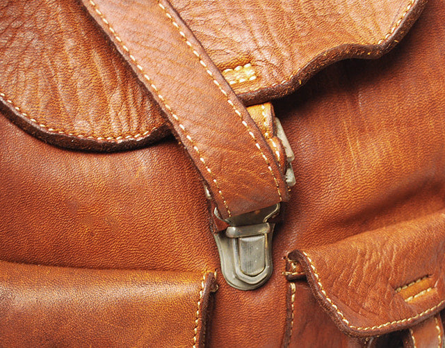 REALMIND / FORO A unique texture. Soft and lightweight high-quality piece-dyed horse-tanned leather backpack