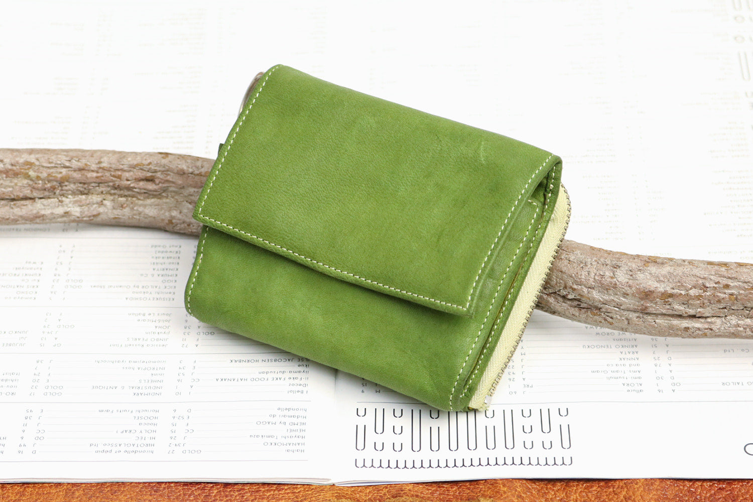 REALMIND / FORO A unique texture. Soft and lightweight folding wallet made of high-quality piece-dyed horse-tanned leather