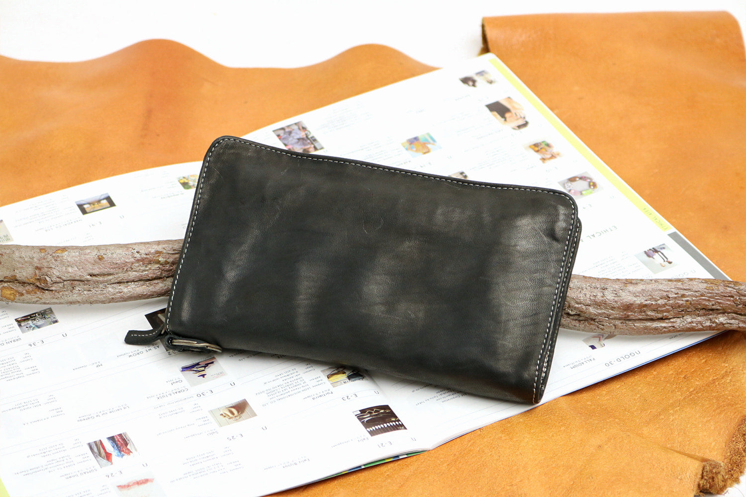 REALMIND / FORO A unique texture. Soft and lightweight high-quality piece-dyed horse tan leather long wallet