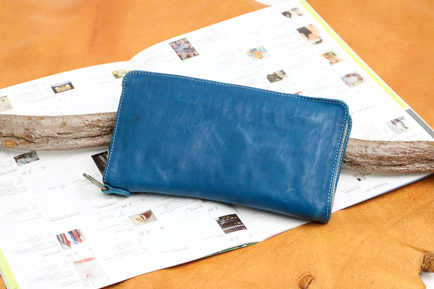 REALMIND / FORO A unique texture. Soft and lightweight high-quality piece-dyed horse tan leather long wallet