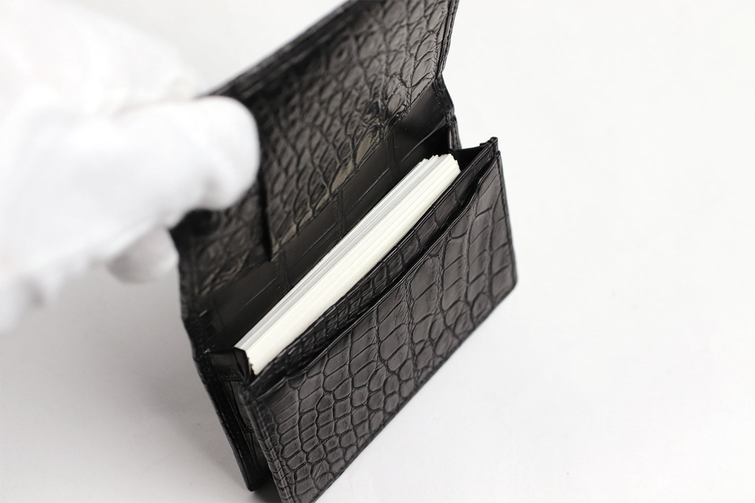 行李箱 AOKI 1894 / Matt Crocodile 用優雅的尼羅河鱷魚製成的精美名片夾
