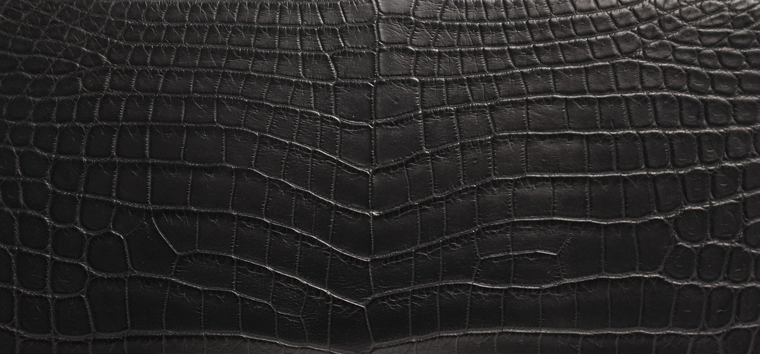 行李箱 AOKI 1894 / Matt Crocodile 精美的圓形拉鍊長錢包,採用優雅的尼羅河鱷魚製成