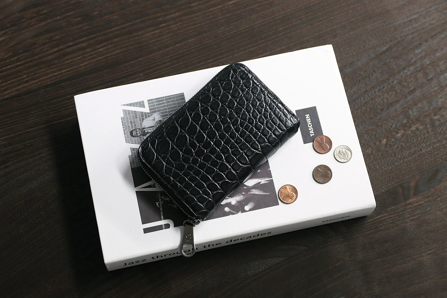 Luggage AOKI 1894 / Matt Crocodile Beautiful round zipper folding wallet made of Nile crocodile that exudes elegance
