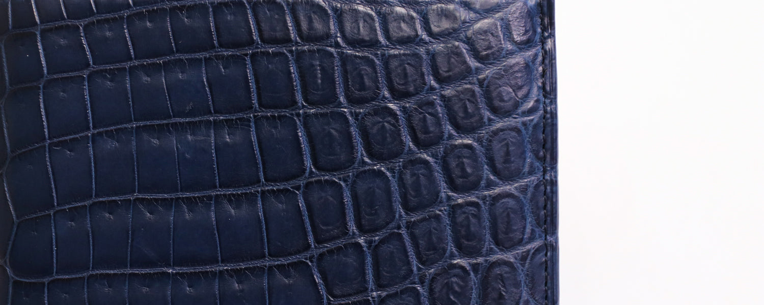 行李箱 AOKI 1894 / Matt Crocodile 精美的雙折錢包,採用優雅的尼羅河鱷魚皮製成