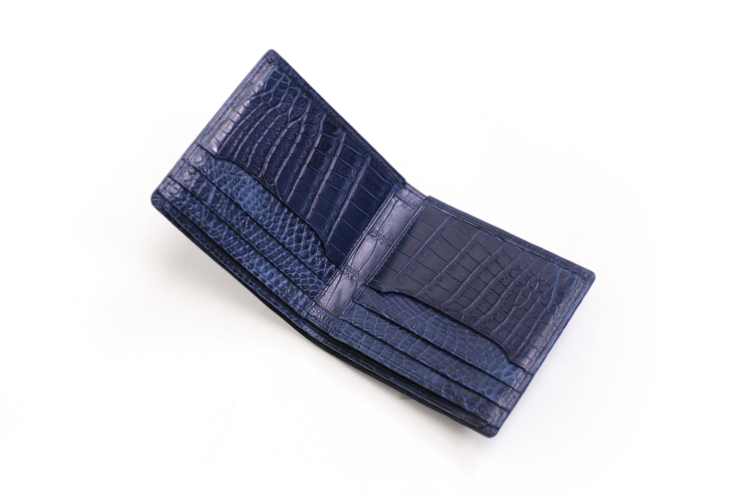 行李箱 AOKI 1894 / Matt Crocodile 精美的雙折錢包,採用優雅的尼羅河鱷魚皮製成