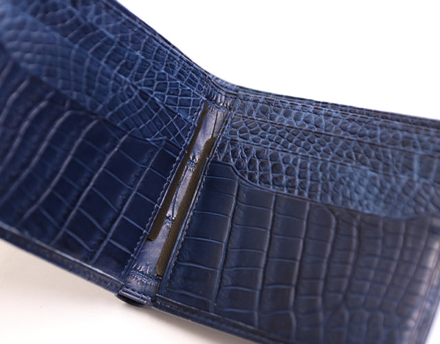 行李箱 AOKI 1894 / Matt Crocodile 精美的雙折錢包,採用優雅的尼羅河鱷魚皮製成