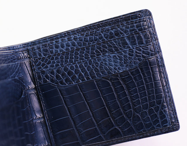 行李箱 AOKI 1894 / Matt Crocodile 精美的雙折錢包,採用優雅的尼羅河鱷魚皮製成