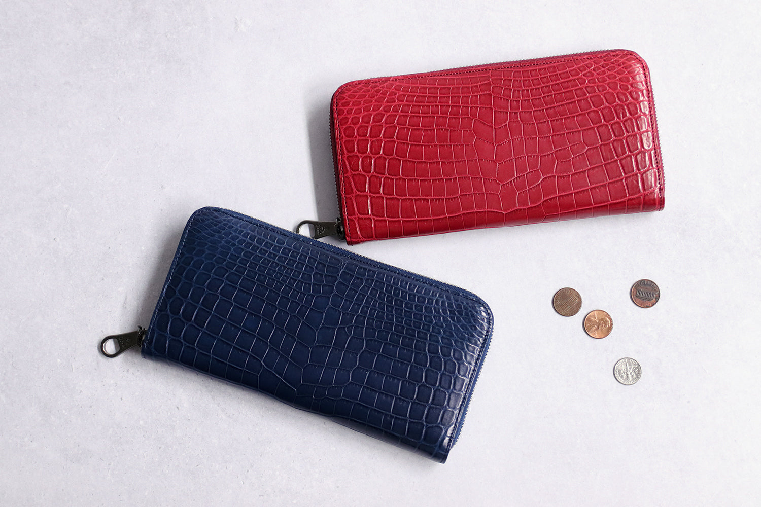 Luggage AOKI 1894 / Matt Crocodile A beautiful round zipper long wallet made of Nile crocodile with a touch of elegance.
