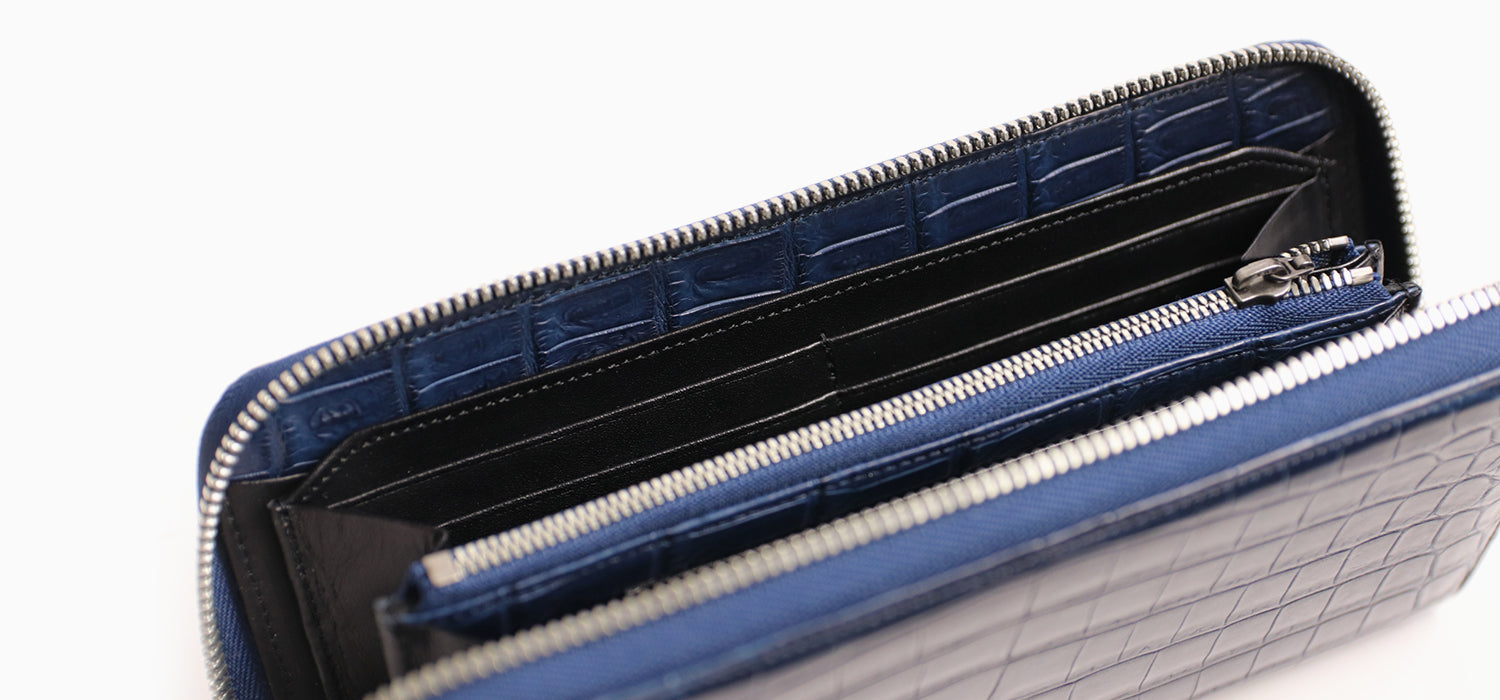 Luggage AOKI 1894 / Matt Crocodile A beautiful round zipper long wallet made of Nile crocodile with a touch of elegance.