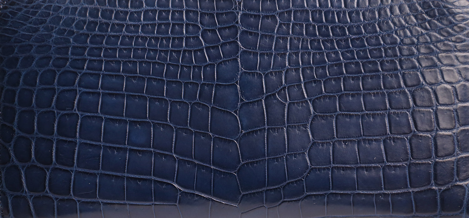 Luggage AOKI 1894 / Matt Crocodile A beautiful round zipper long wallet made of Nile crocodile with a touch of elegance.