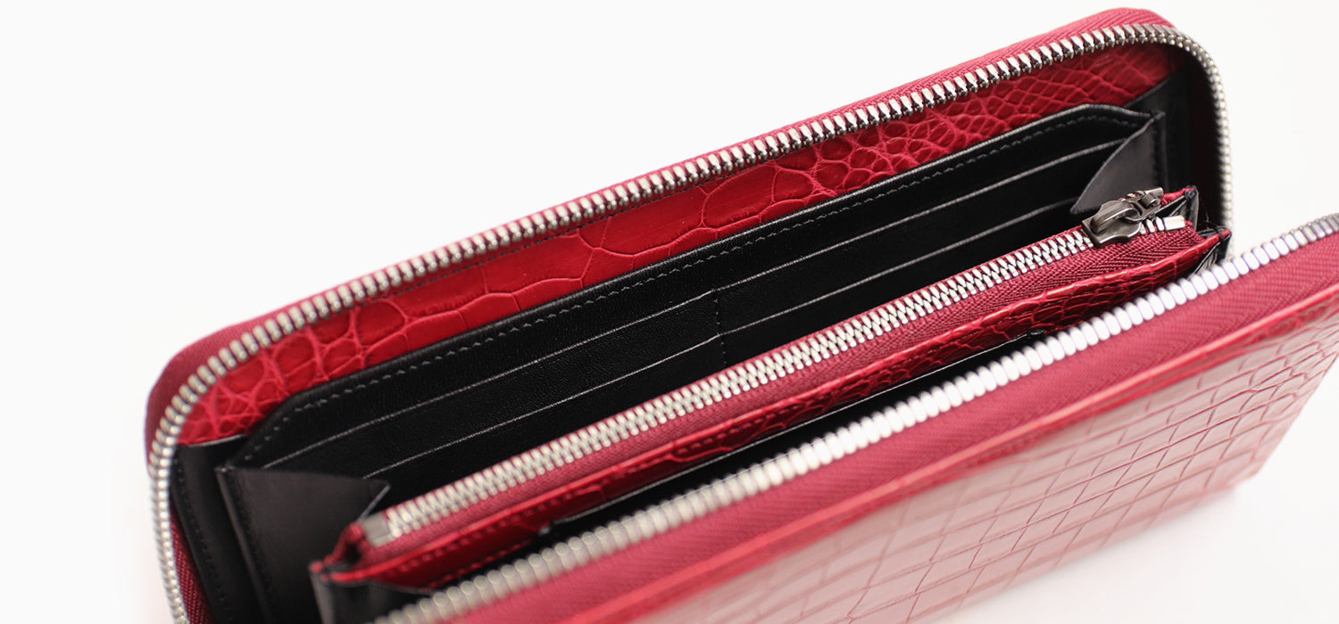 Luggage AOKI 1894 / Matt Crocodile A beautiful round zipper long wallet made of Nile crocodile with a touch of elegance.