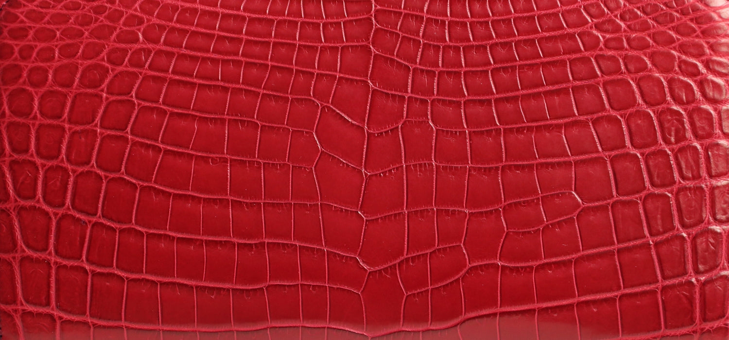 Luggage AOKI 1894 / Matt Crocodile A beautiful round zipper long wallet made of Nile crocodile with a touch of elegance.
