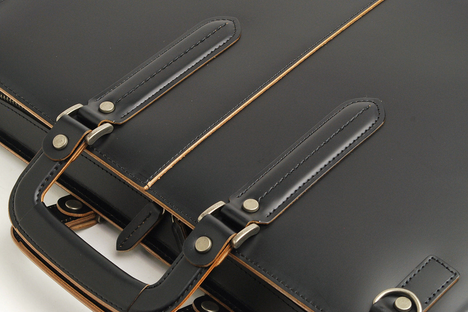 COMPLEX GARDENS / Handle stitching that shines with traditional techniques. Cowhide tanned glass business bag