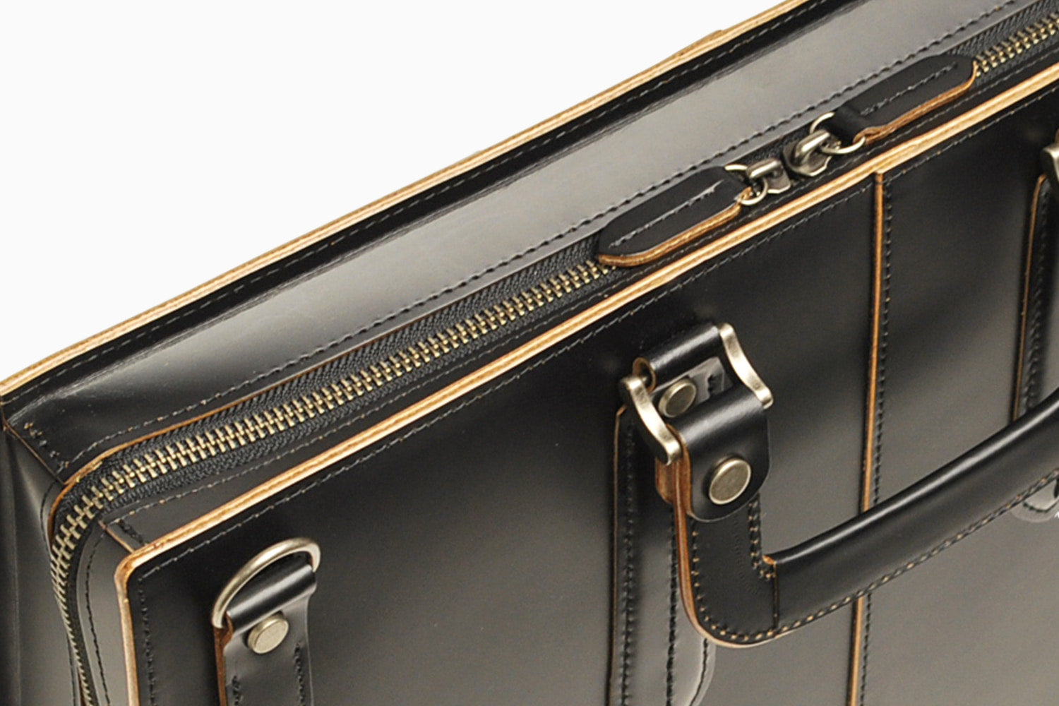 COMPLEX GARDENS / 枯淡重厚な伝統技術が光るハンドルステッチ。牛革ヌメガラスのビジネスバッグ