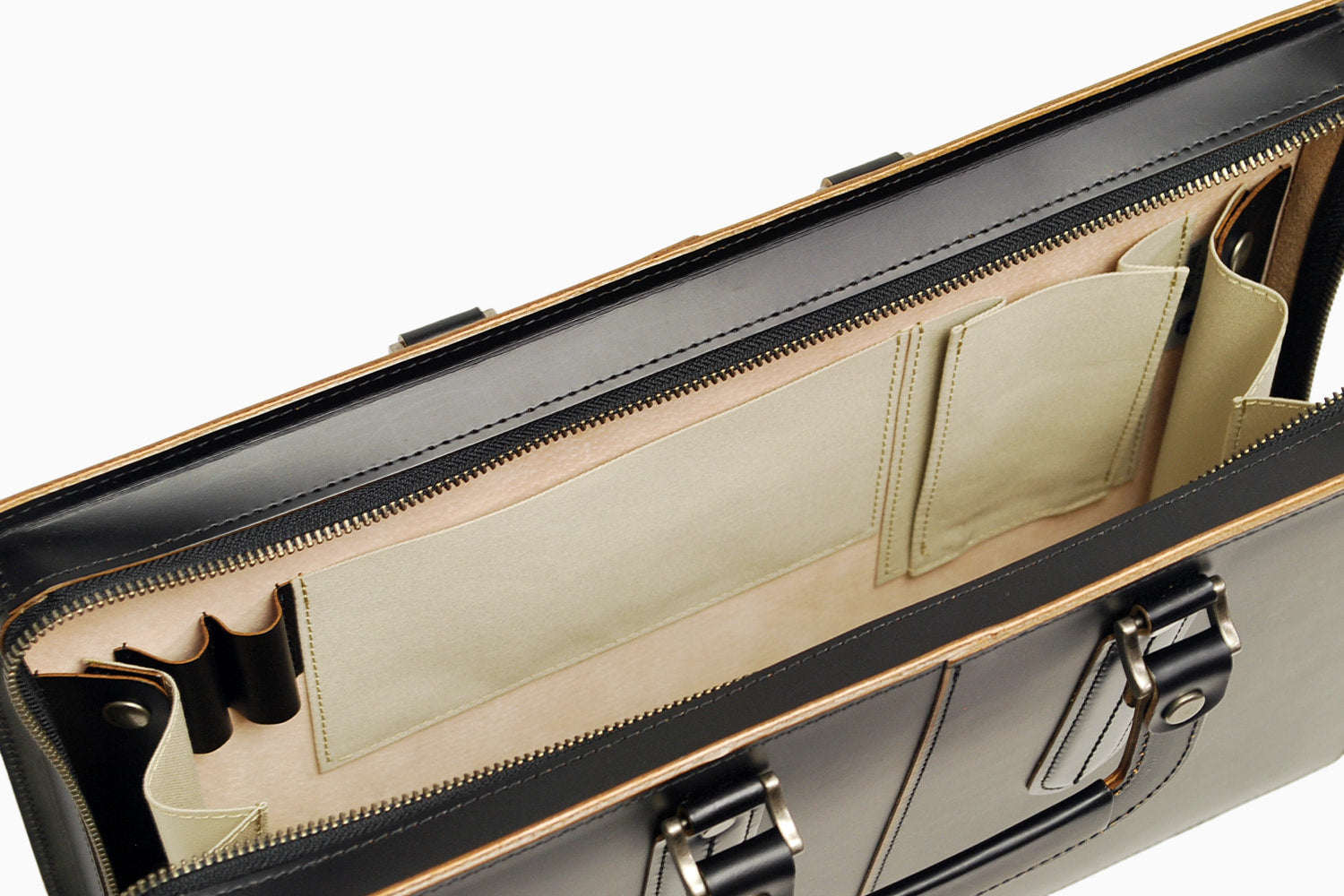 COMPLEX GARDENS / 枯淡重厚な伝統技術が光るハンドルステッチ。牛革ヌメガラスのビジネスバッグ