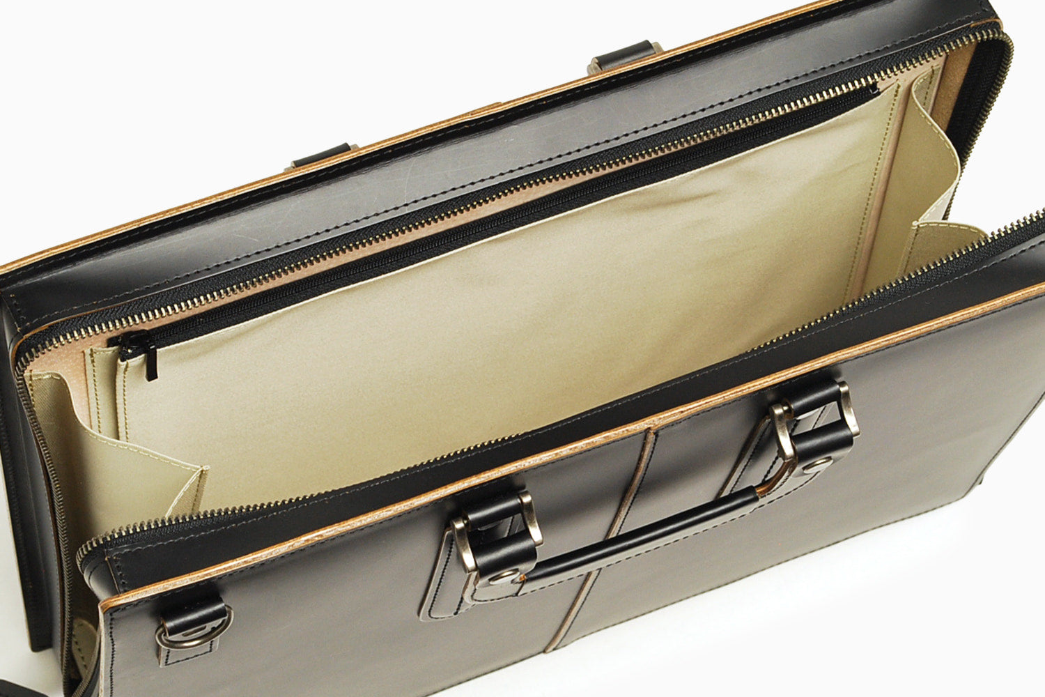 COMPLEX GARDENS / 枯淡重厚な伝統技術が光るハンドルステッチ。牛革ヌメガラスのビジネスバッグ