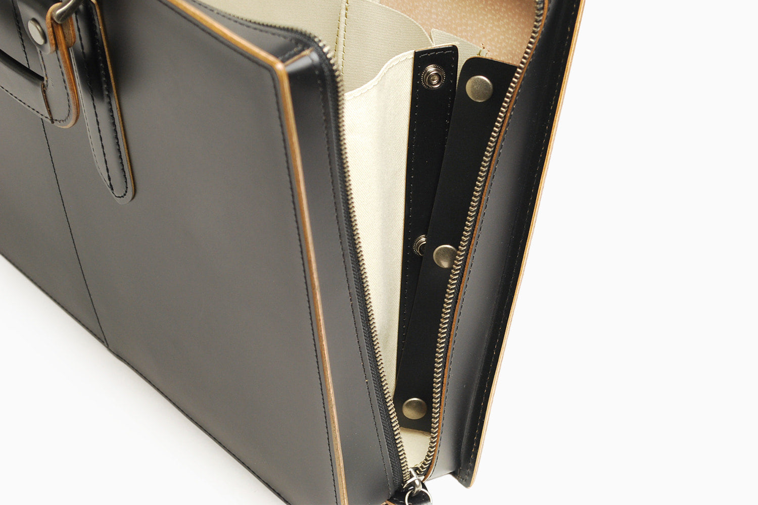 COMPLEX GARDENS / 枯淡重厚な伝統技術が光るハンドルステッチ。牛革ヌメガラスのビジネスバッグ