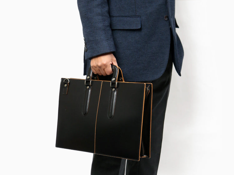 COMPLEX GARDENS / Handle stitching that shines with traditional techniques. Cowhide tanned glass business bag