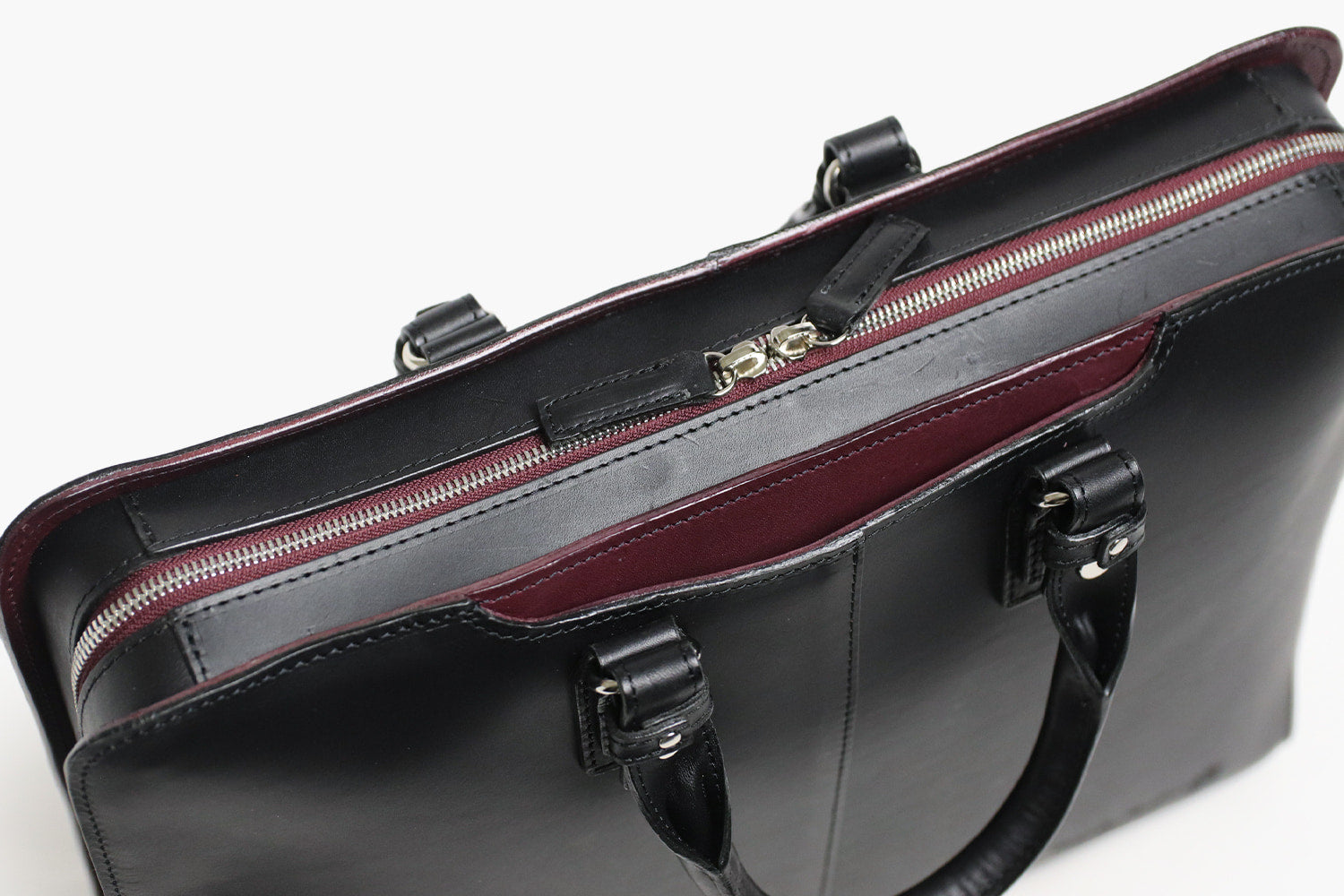 COMPLEX GARDENS / 眼蔵 ゲンゾウ 上質で肉厚なバケッタレザーを贅沢に使用したラウンドジップB4ブリーフケース