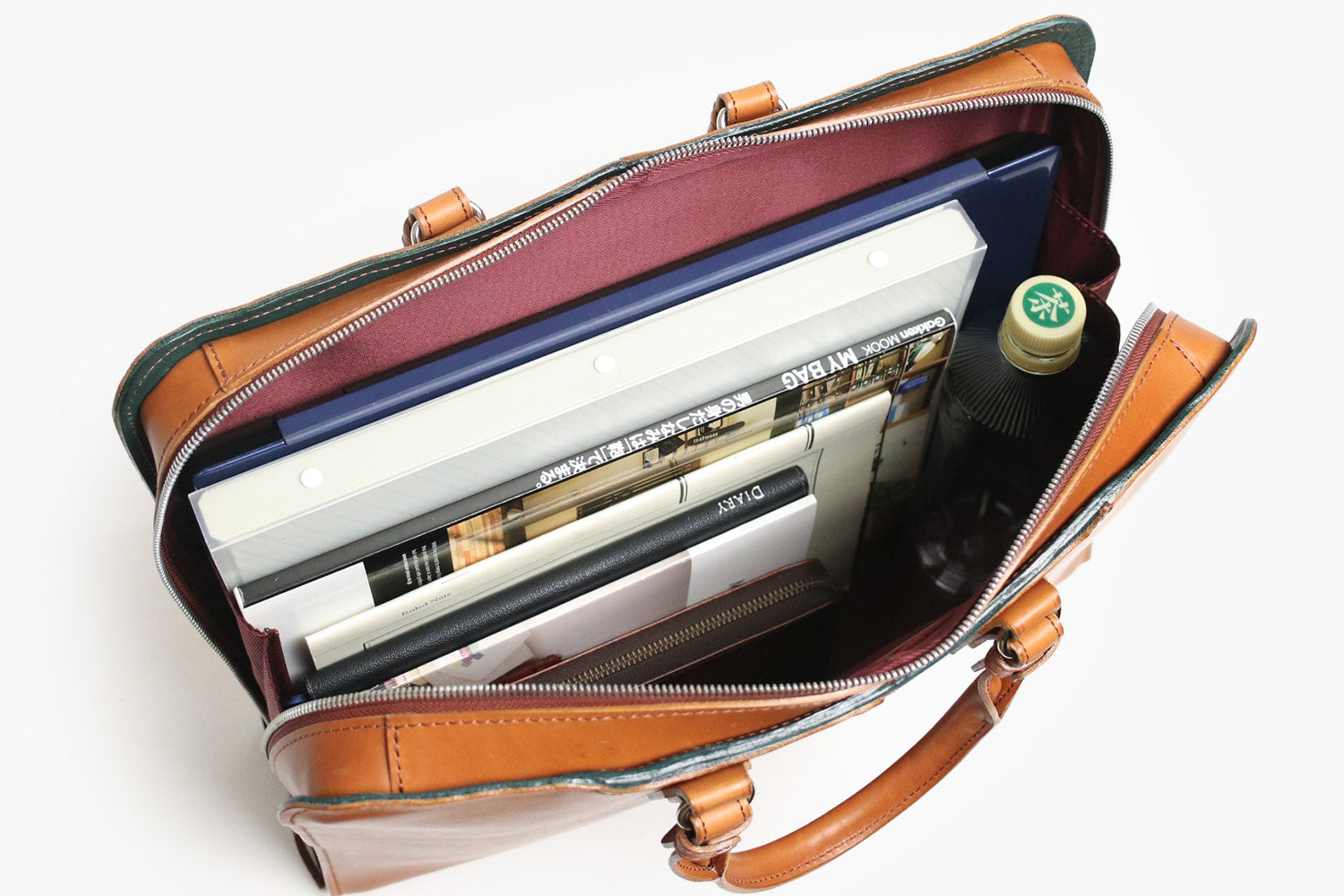 COMPLEX GARDENS / 眼蔵 ゲンゾウ 上質で肉厚なバケッタレザーを贅沢に使用したラウンドジップB4ブリーフケース