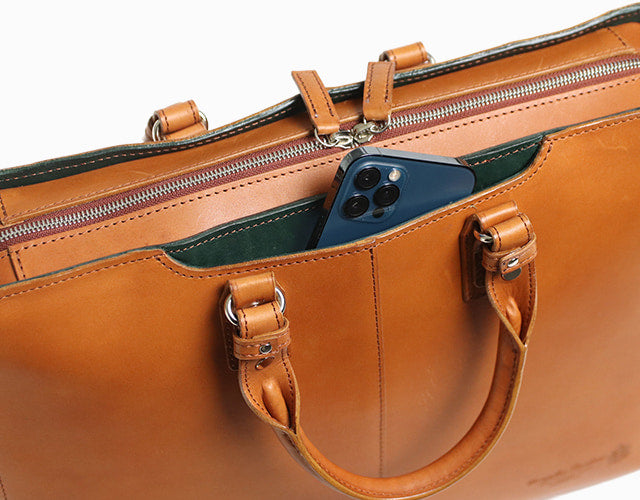 COMPLEX GARDENS / 眼蔵 ゲンゾウ 上質で肉厚なバケッタレザーを贅沢に使用したラウンドジップB4ブリーフケース