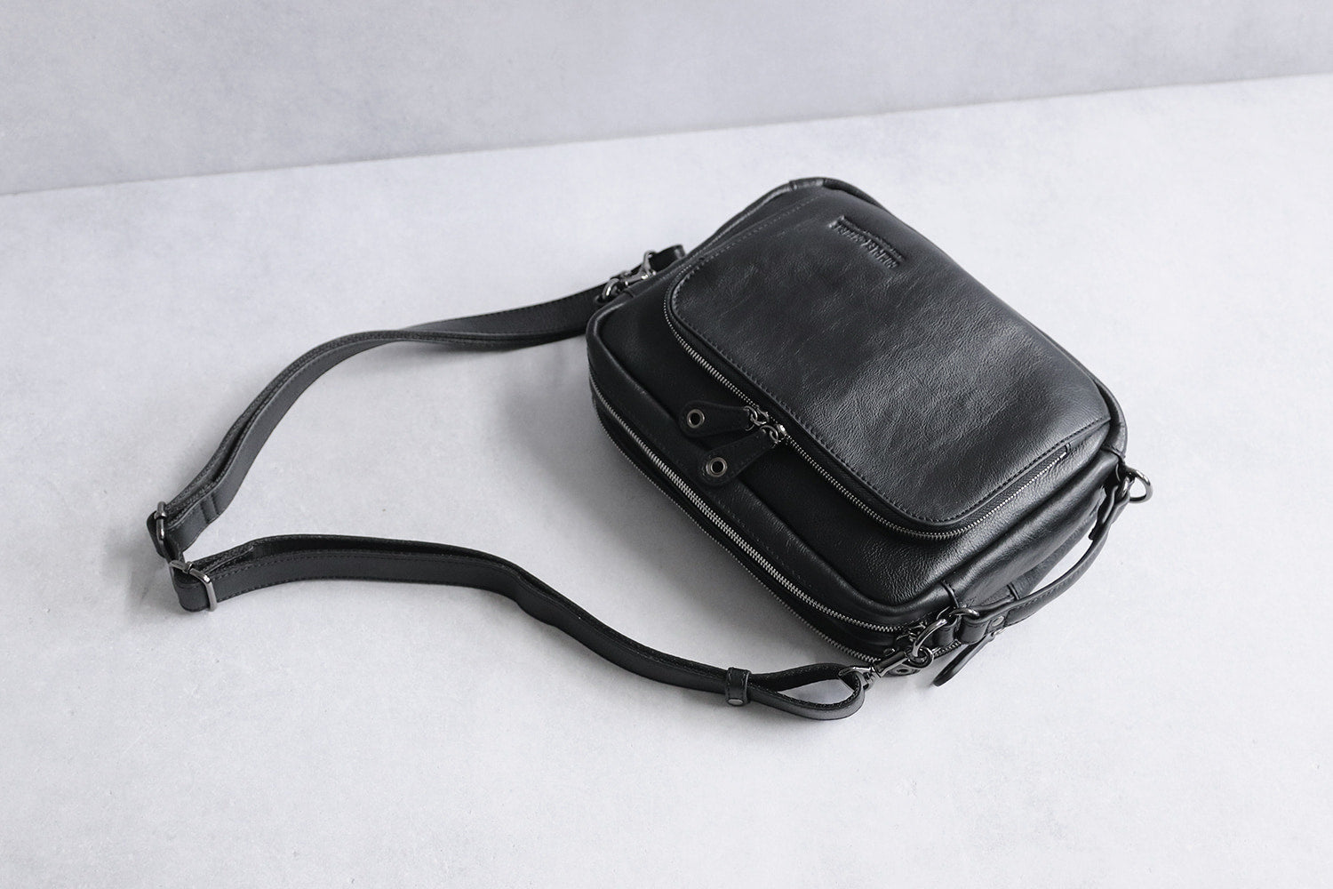 COMPLEX GARDENS / Gigei Soft and lightweight Bangladeshi kip all-leather 2-way shoulder bag M that can also be used as a vertical shoulder bag