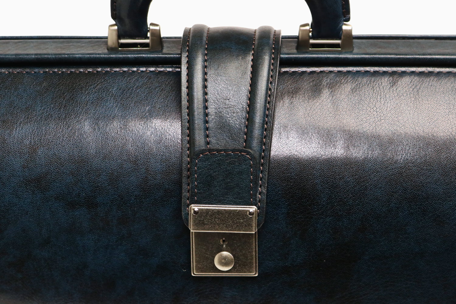 Lugard / G-3 獨一無二的陰影飾面。一款雅緻的 Dulles 包,充滿復古氣息