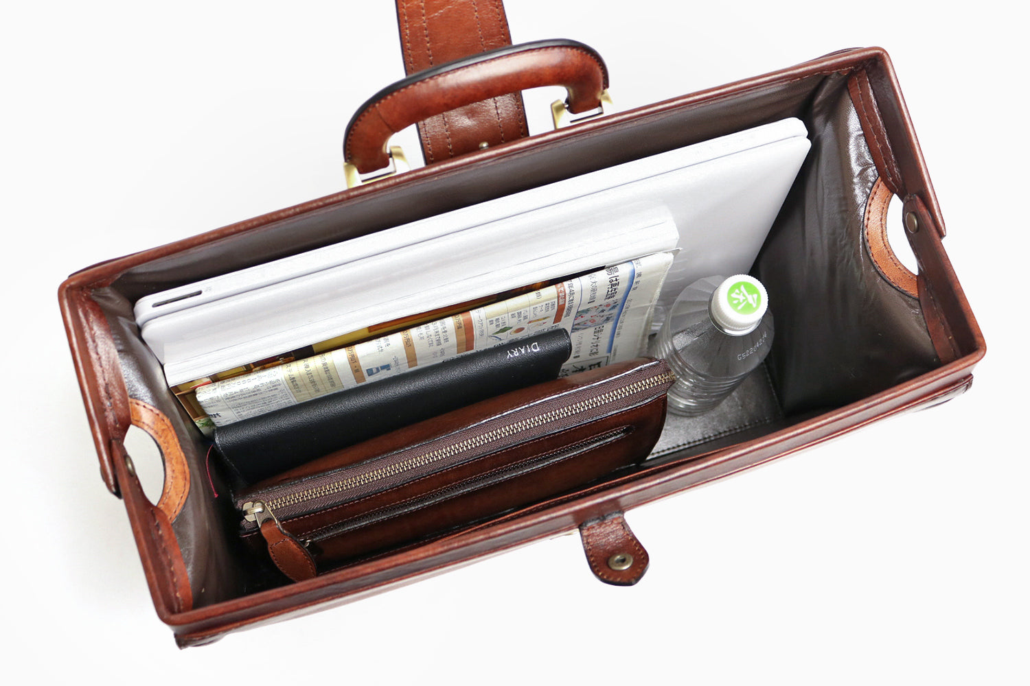 Lugard / G-3 獨一無二的陰影飾面。一款雅緻的 Dulles 包,充滿復古氣息