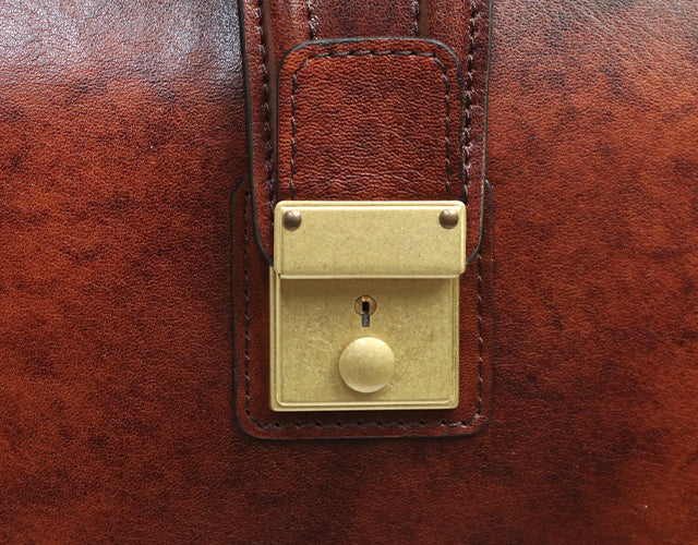 Lugard / G-3 獨一無二的陰影飾面。一款雅緻的 Dulles 包,充滿復古氣息