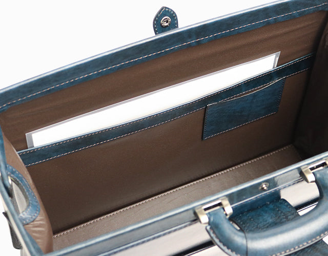 Lugard / G-3 獨一無二的陰影飾面。一款雅緻的 Dulles 包,充滿復古氣息