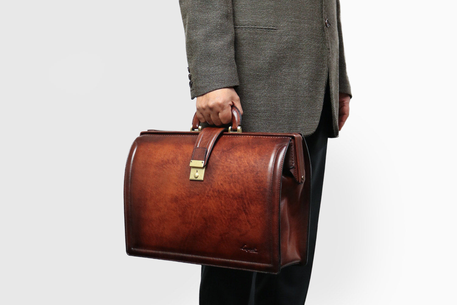 Lugard / G-3 獨一無二的陰影飾面。一款雅緻的 Dulles 包,充滿復古氣息