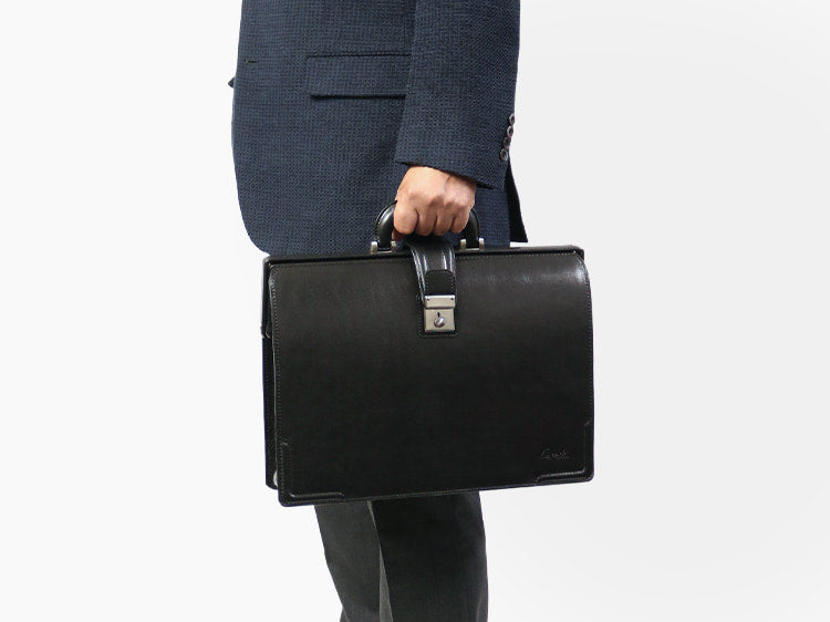 Lugard /G-3 オンリーワンのシャドー仕上げ。ヴィンテージ感漂う、味わい深いスリムダレスバッグ