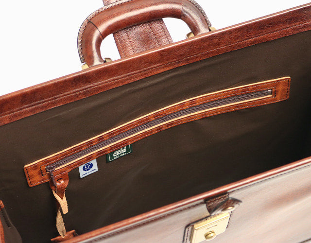 Lugard /G-3 オンリーワンのシャドー仕上げ。ヴィンテージ感漂う、味わい深いスリムダレスバッグ