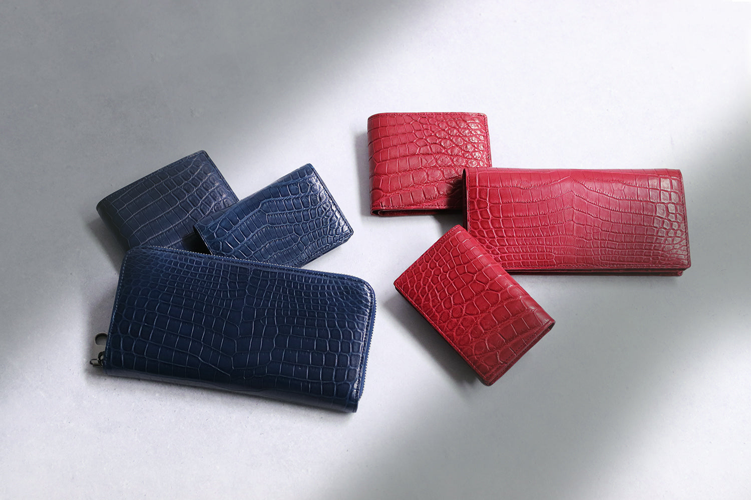Luggage AOKI 1894 / Matt Crocodile A beautiful round zipper long wallet made of Nile crocodile with a touch of elegance.
