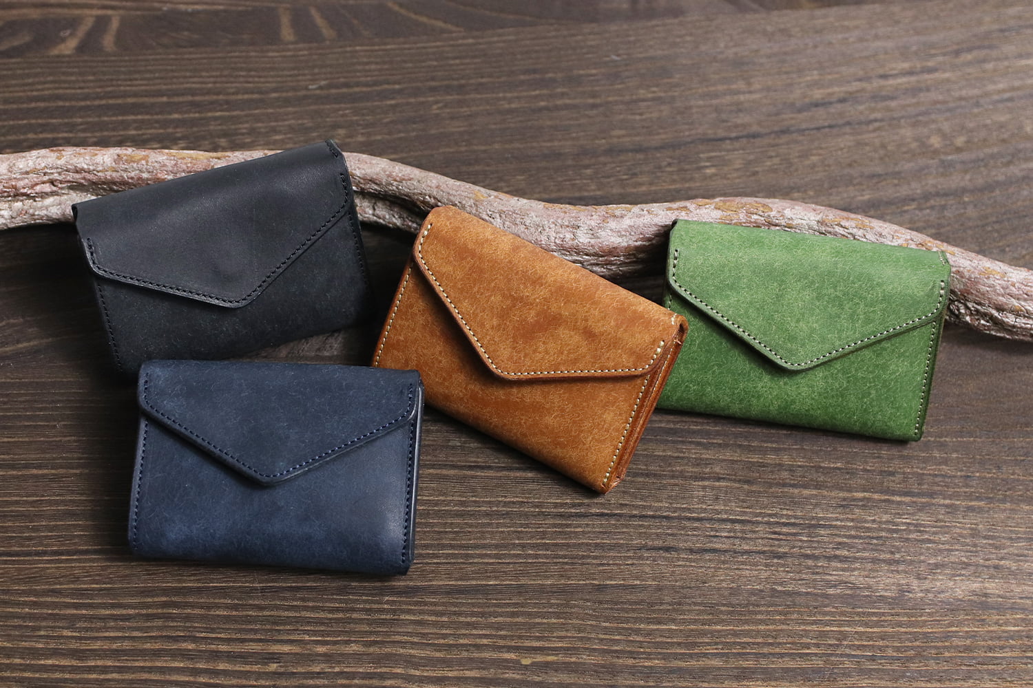 CRAMP / 池之端銀革店 劇的なエイジングを楽しめるプエブロレザー。カードケースサイズのコンパクトウォレット