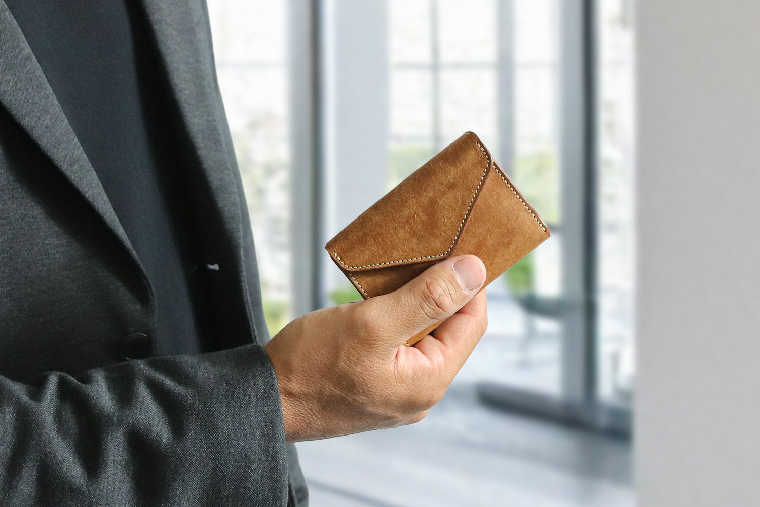 CRAMP / 池之端銀革店 劇的なエイジングを楽しめるプエブロレザー。カードケースサイズのコンパクトウォレット