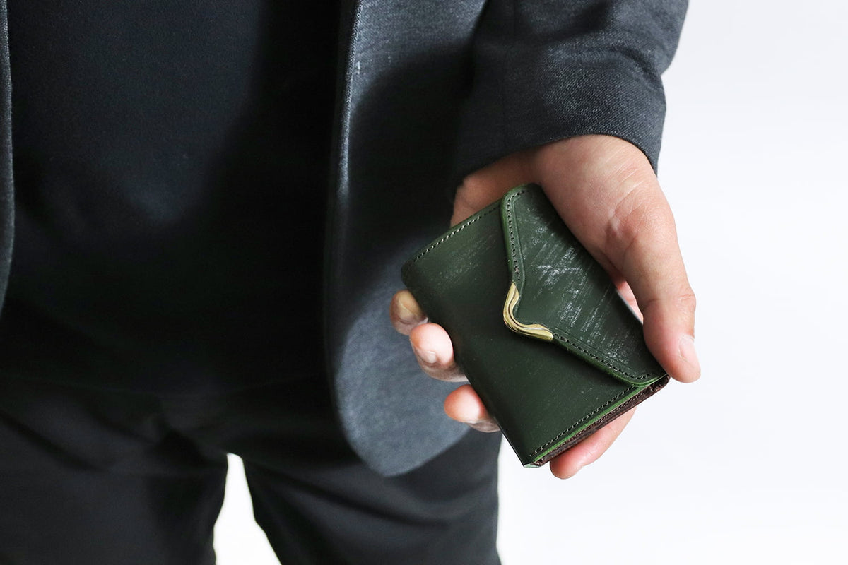 CRAMP / 池之端銀革店 真鍮 のフロント金具がアクセント。 カード 