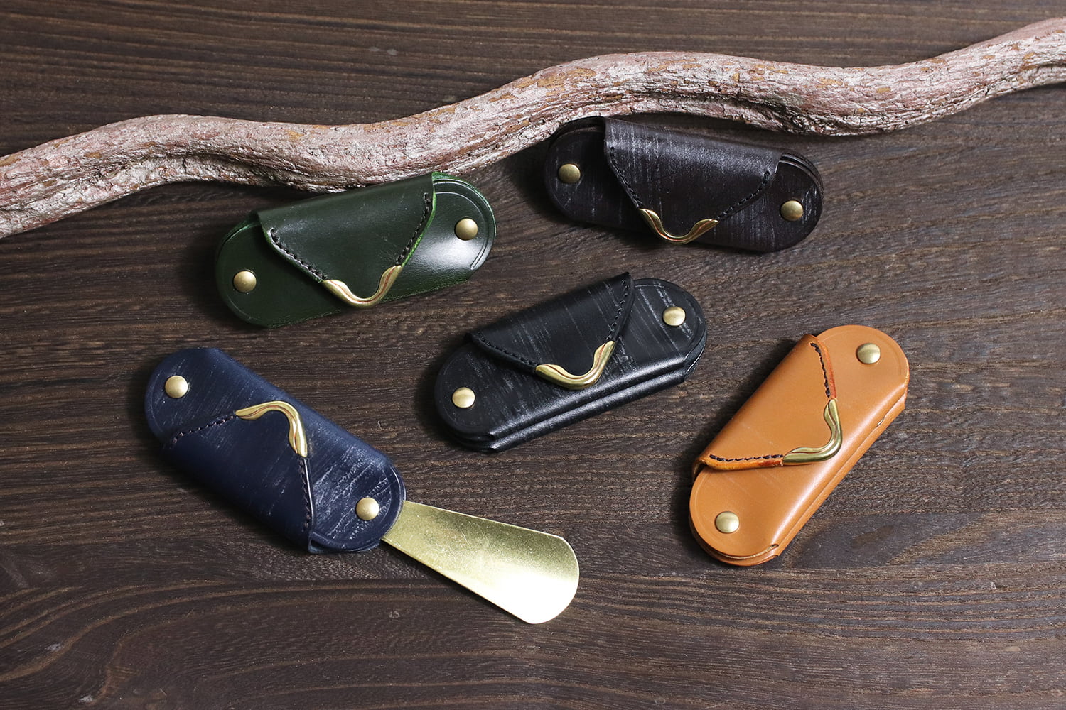 CRAMP / 池之端銀革店 フロント金具がアクセント。真鍮シューホーン付きミニコインケース