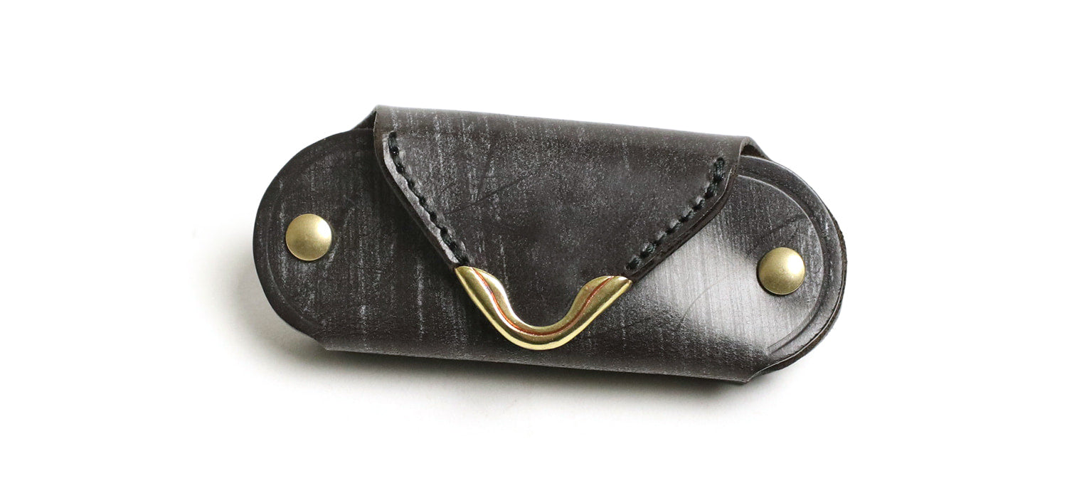 CRAMP / 池之端銀革店 フロント金具がアクセント。真鍮シューホーン付きミニコインケース